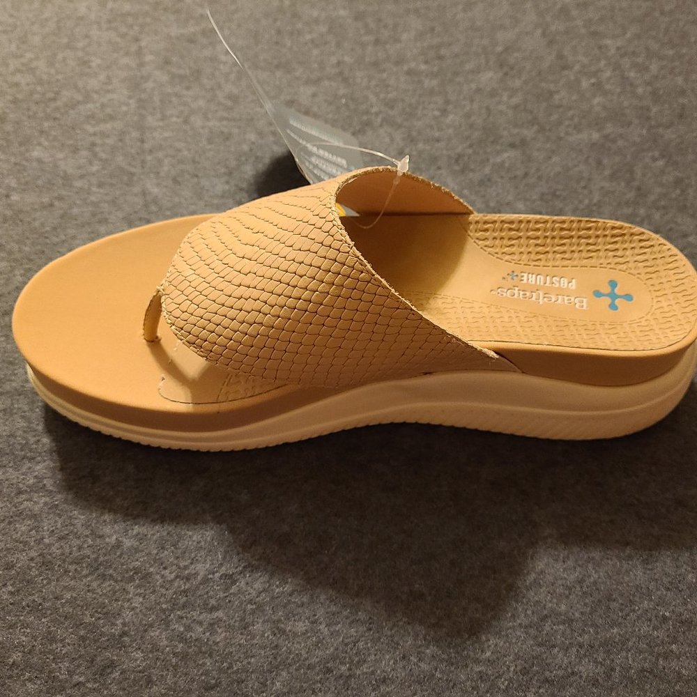NWT BareTraps - Sariah Wedge Sandal